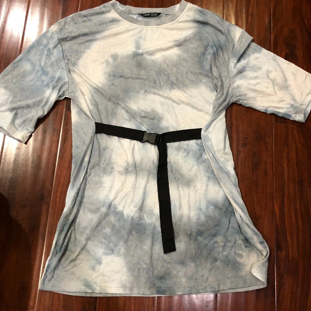 Drop shoulder buckled belted tee